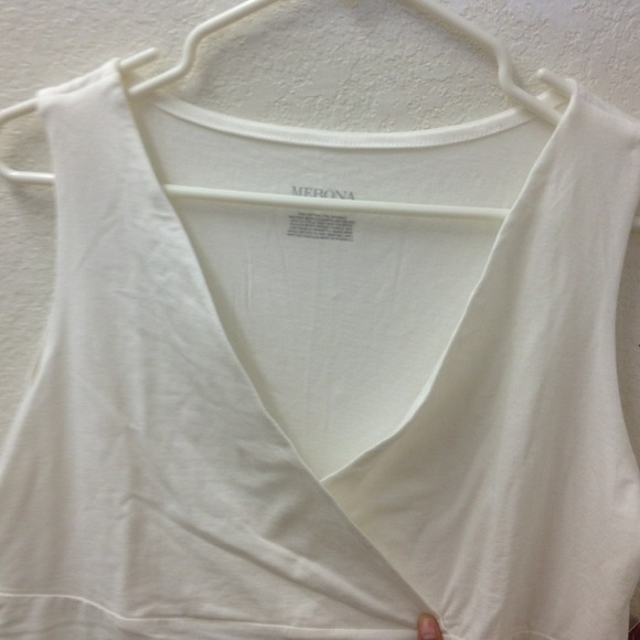 ✨Brand New✨White v-neck tee, a great basic - Picture 2 of 3