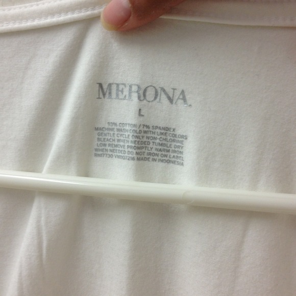 ✨Brand New✨White v-neck tee, a great basic - Picture 3 of 3