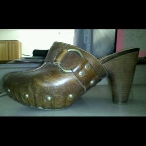 Reserve for "@naomiyvictor" leather clogs