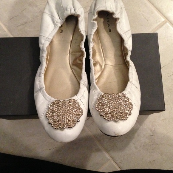Tahari flats 8.5