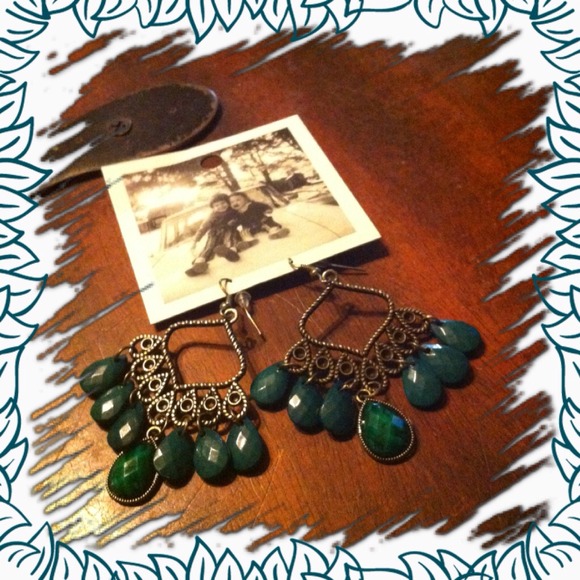 🌻New Green Dangle Earrings🌻 - Picture 2 of 2