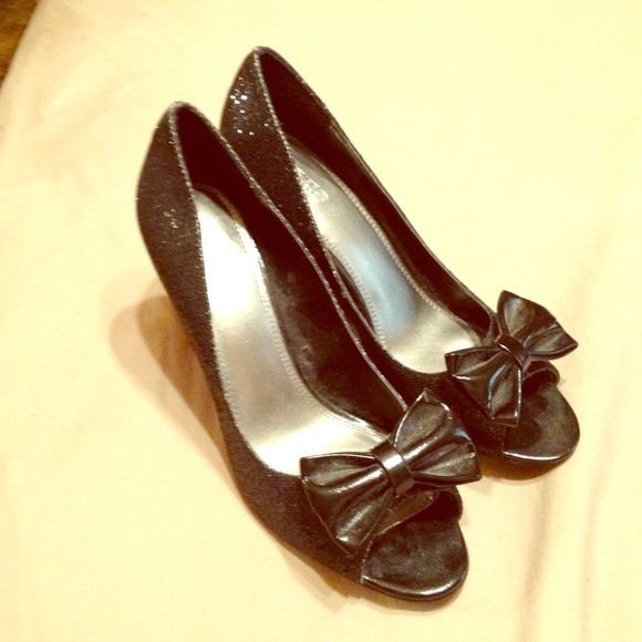 Gorgeous Sparkly Peep-Toe Black Heels with Bow
