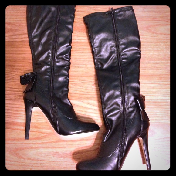 Adorable Knee high black boots