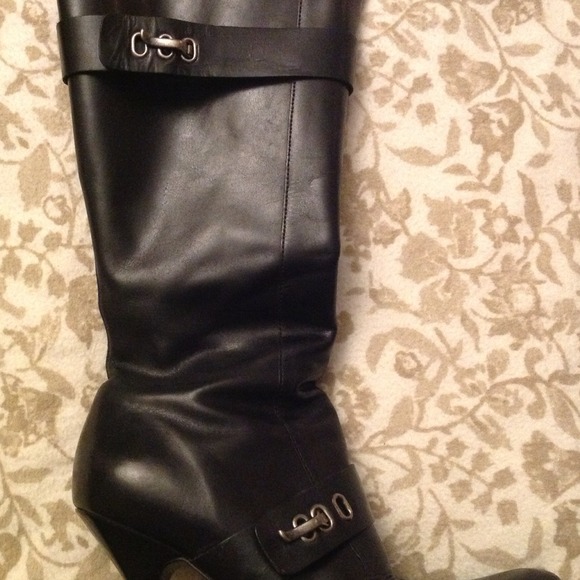 🌺2.75in black high heel boot. W/silver hardware🌺 - Picture 2 of 4