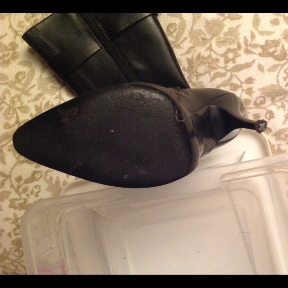 🌺2.75in black high heel boot. W/silver hardware🌺 - Picture 3 of 4