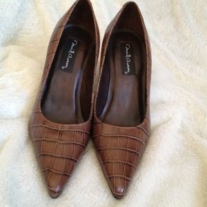 Brown alligator pumps. Size 7.5. Leather upper.