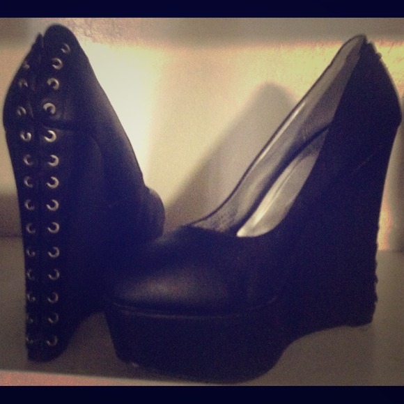 G by guess wedge