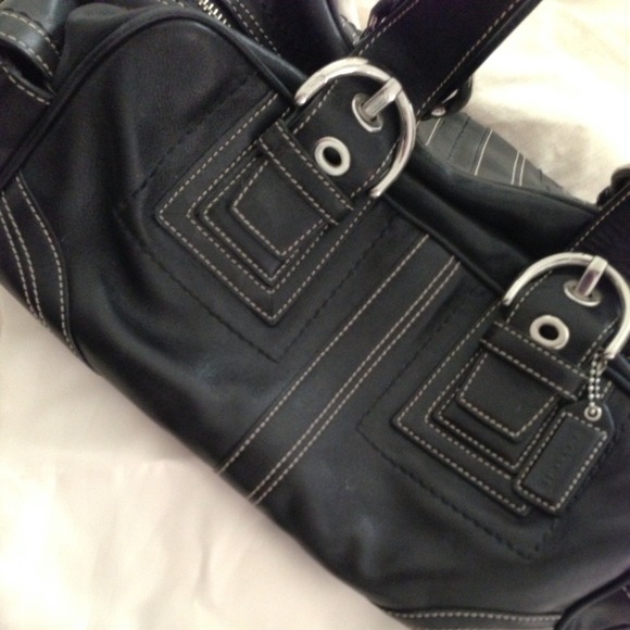 Authentic Coach black leather purse c063 10036