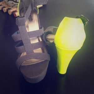 Grey and yellow wedge