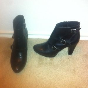 Simply Vera  Vera Wang ankle boots.