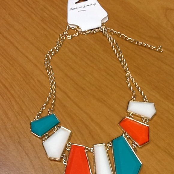 **SOLD** Beautiful statement necklace - Picture 2 of 3