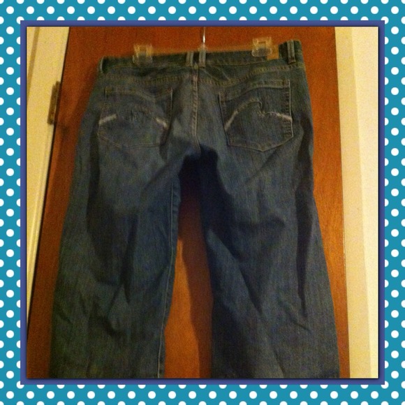 💢SOLD💢🌺Flared Capris 🌺 - Picture 3 of 4