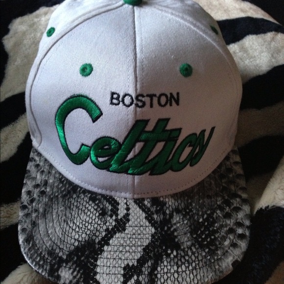 Snap back hat - Picture 1 of 3
