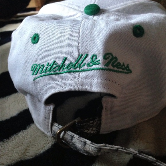 Snap back hat - Picture 3 of 3