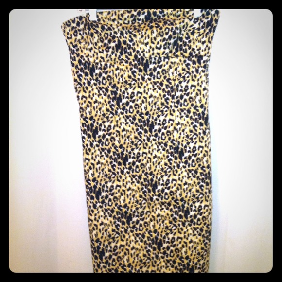 Leopard print sleeveless dress.