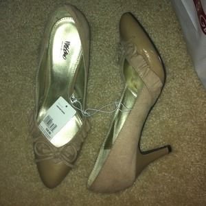 Mossimo pointed toe ruffled heels