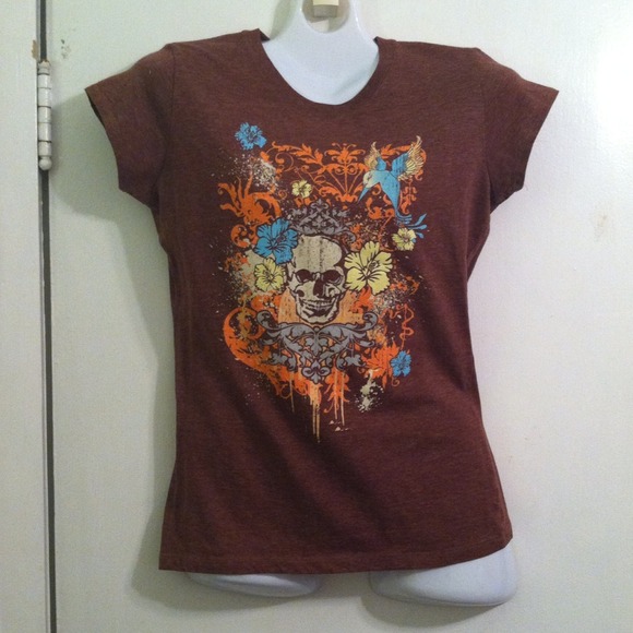 %Brown vintage feel T with skull/floral graphic