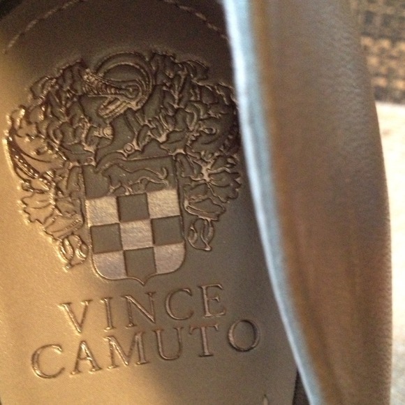 SOLD VINCE CAMUTO PUMPS AND PINK CASE TO (neece) - Picture 2 of 3