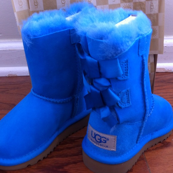 Ugg toddler size 6 Bailey Bow in Blue sky