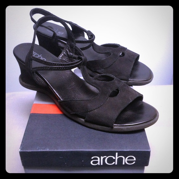 Black Arche Wedge