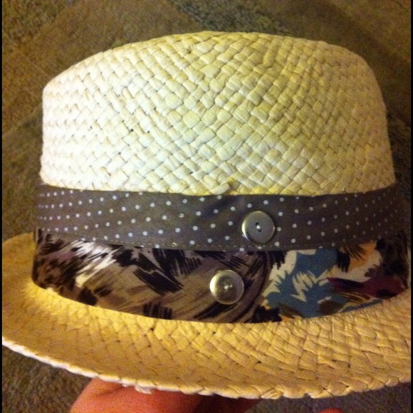 Straw Hat With Ribbon - Picture 4 of 4
