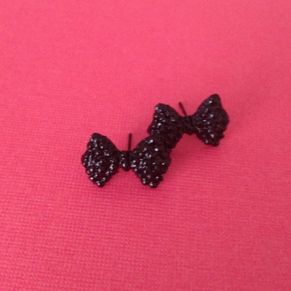 Bow Earrings - Picture 2 of 3