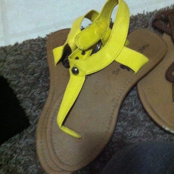 💌Sold💌 Size 6/7 rue 21 yellow sandals
