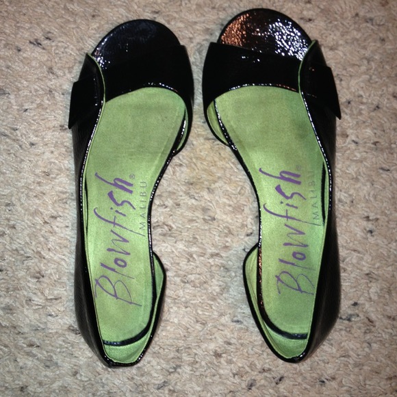 ⛔⛔SOLD in bundle⛔⛔Black Blowfish Peep Toe Flats