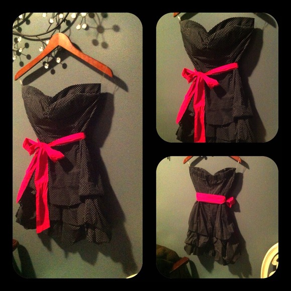 💰REDUCED!💰Cute strapless bubble hem dress!