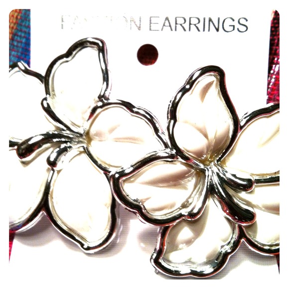Whit and silver flower earrings! So cute!:)