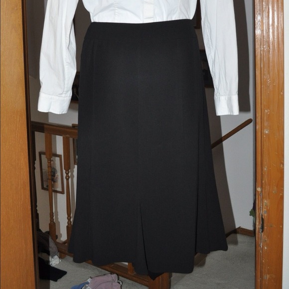 🚫SOLD🚫REDUCED-Basic Black Flowing Skirt-Size 14