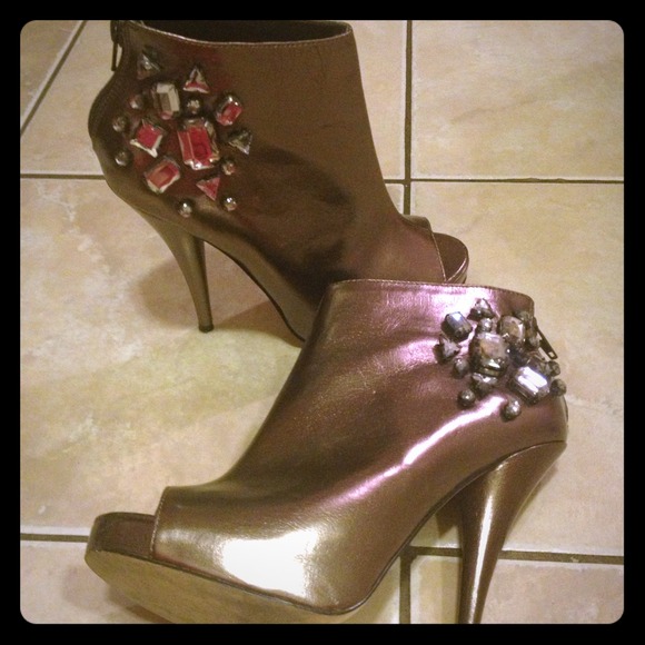 2B Bebe Peep toe Bootie Heels