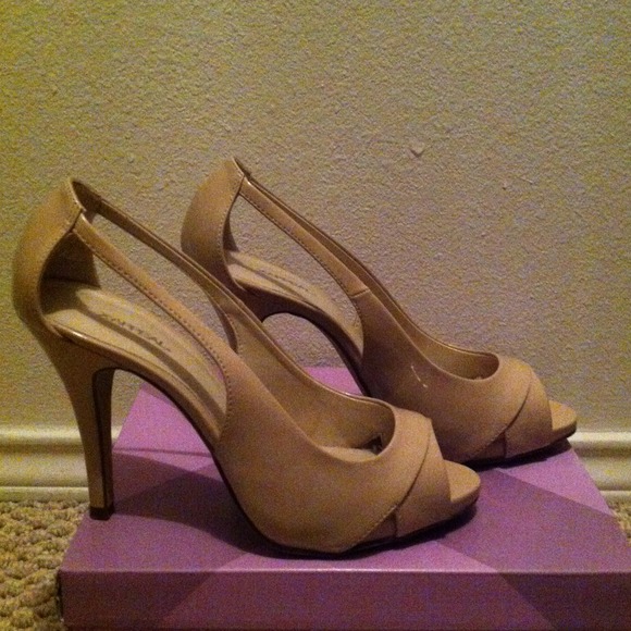 Shoes - Picture 4 of 4