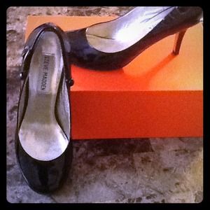 Steve Madden black patent leather pumps size 6.