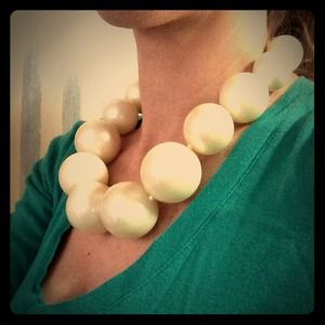 Oversized/chunky pearl necklace - Banana Republic