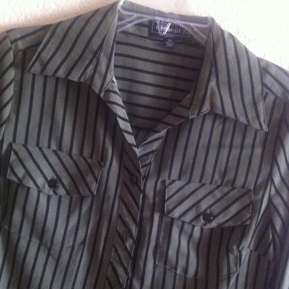 Button down - Picture 2 of 3