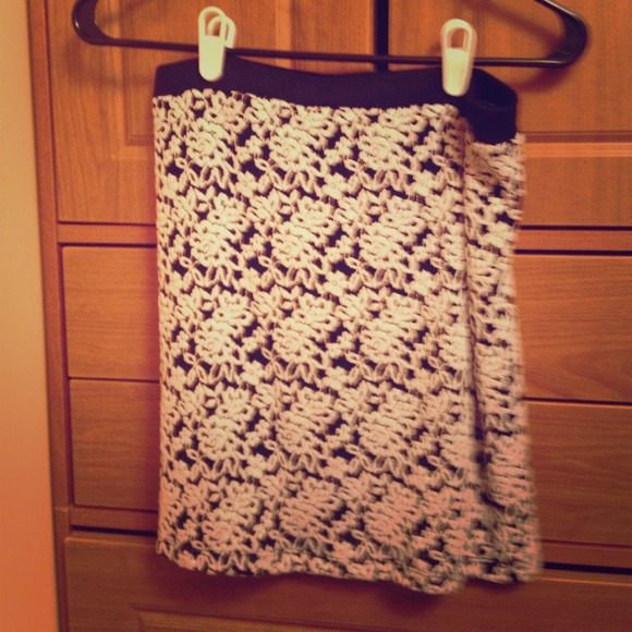 SOLD White and blk skirt  L