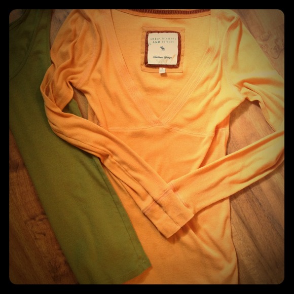 Abercrombie plunging neckline cotton tee