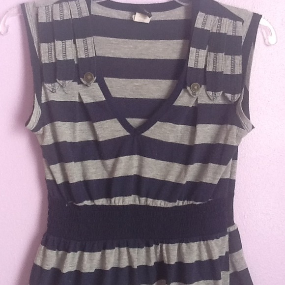 Vshirt - Picture 3 of 4