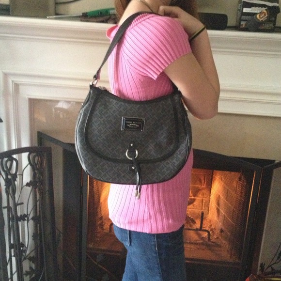 Tommy Hilfiger Handbags - 🌟FINAL REDUCTION🌟Tommy Hilfiger top zip sdl bag