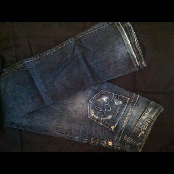 Distressed GUESS jeans - Picture 2 of 3