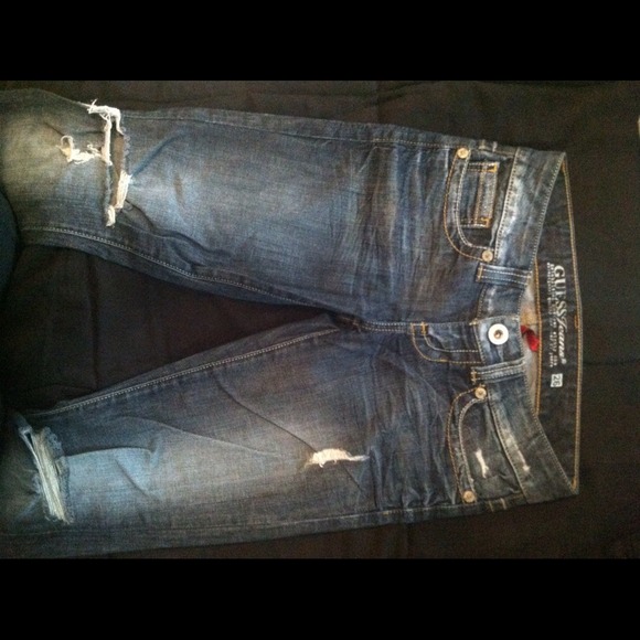 Distressed GUESS jeans - Picture 3 of 3