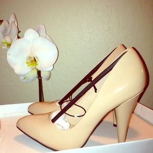 Size 6 taupe colored pumps NEW!!