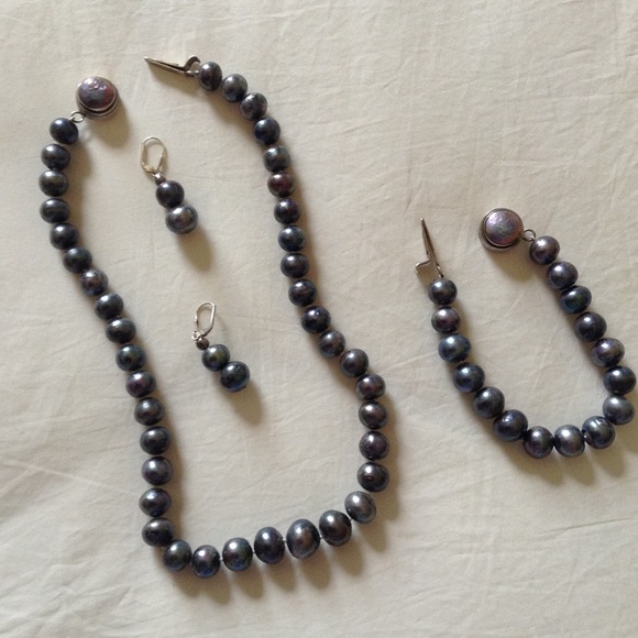 Hand knotted black pearl jewelry