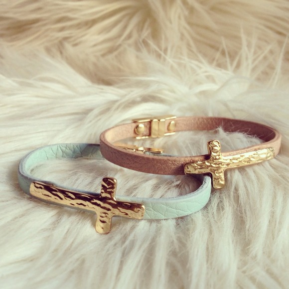 Accessories - Cross leather cuff - pastel pink