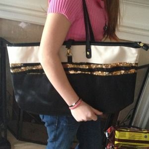 😱SALE😱 🌟😎Large Tote with Bling😎🌟