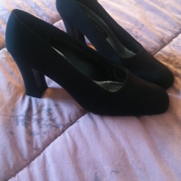 Authentic stuart weitzman black dressy shoe