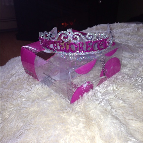 Bacherlotte tiara never used!!!