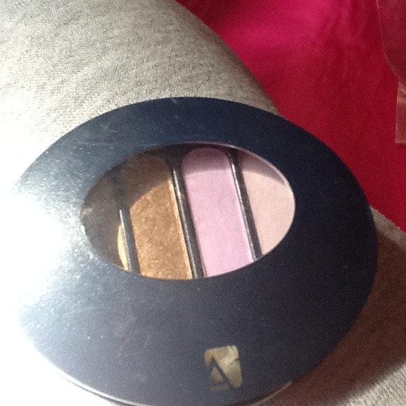 Eyeshadow - Picture 2 of 2