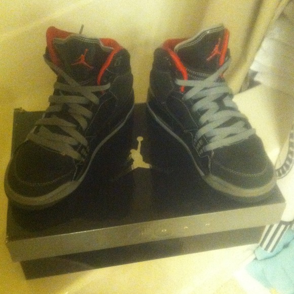 SOLD Jordan Sneakers 5.5Y (aprox size 7 in womens) - Picture 2 of 4